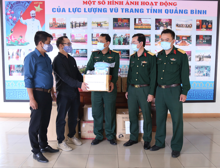 Nhóm thiện nguyện của phóng viên Báo Giáo dục và Thời đại trao quà hỗ trợ cán bộ, chiến sĩ trực chiến tại các điểm cách ly của Bộ chỉ huy Quân sự tỉnh.