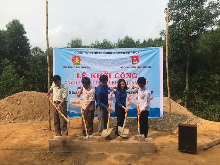 Các đại biểu đang khởi công xây dựng “Ngôi nhà Khăn quàng đỏ” cho học sinh có hoàn cảnh khó khăn