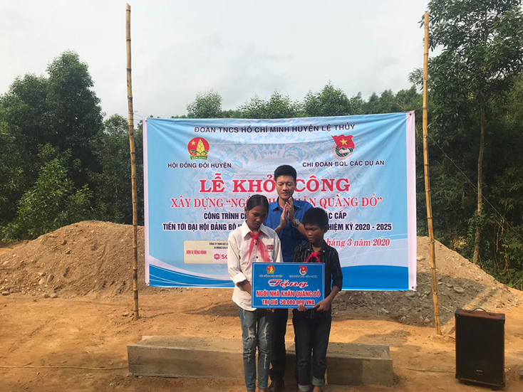 Đại diên chi đoàn Ban quản lý các Dự án huyện Lệ Thủy trao biển tượng trưng ngôi nhà cho các em học sinh