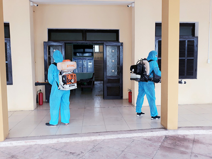 Cán bộ y tế đẩy mạnh hoạt động khử khuẩn môi trường phòng chống dịch bệnh Covid-19