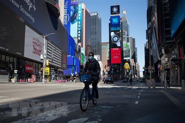 Người dân đeo khẩu trang để phòng tránh lây nhiễm COVID-19 tại New York, Mỹ, ngày 26-3-2020. (Nguồn: THX/TTXVN)