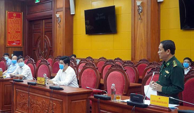 Lãnh đạo Bộ Chỉ huy Bộ đội Biên phòng tỉnh báo cáo tình hình phòng chống dịch Covid-19