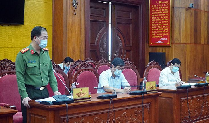 Đại diện lãnh đạo Công an tỉnh báo cáo kết quả và kế hoạch triển khai phòng chống dịch Covid-19 