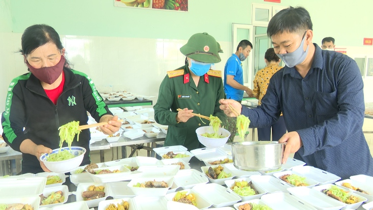 Cán bộ, hội viên các tổ chức đoàn thể huyện Bố Trạch hỗ trợ công tác hậu cần tại khu cách ly tập trung.
