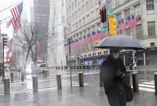 Người dân đeo khẩu trang phòng tránh lây nhiễm COVID-19 tại New York, Mỹ, ngày 23-3-2020. (Nguồn: THX/TTXVN)