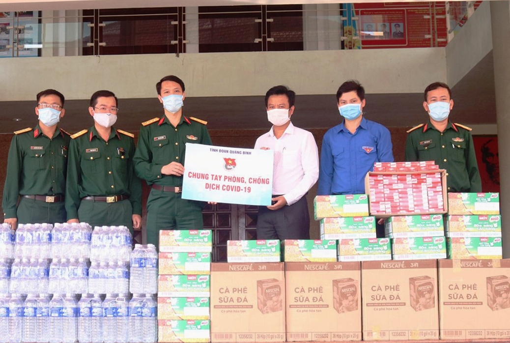 Tỉnh đoàn Quảng Bình trao tặng các nhu yếu phẩm cho cán bộ, chiến sĩ nơi tuyến đầu phòng chống dịch.