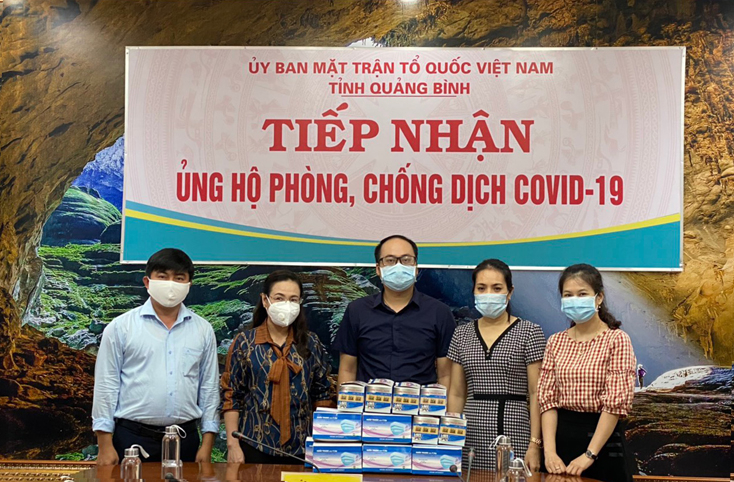 Ủy ban MTTQVN tỉnh tiếp nhận trang thiết bị y tế của một số đơn vị doanh nghiệp hỗ trợ công tác phòng chống dịch Covid-19.