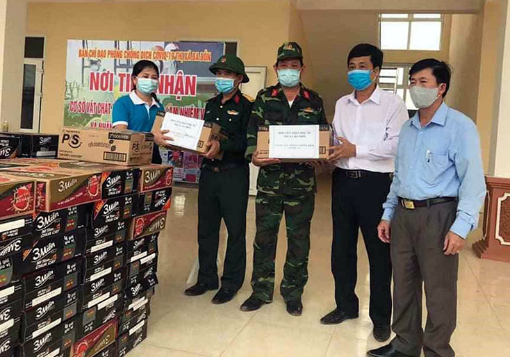 Hội LHPN thị xã Ba Đồn trao tặng các nhu yếu phẩm cho Ban Chỉ huy Quân sự thị xã.