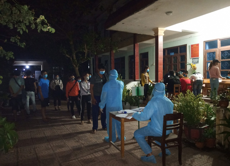 Công dân trở về từ các nước Lào, Thái Lan, Cămpuchia được đón về các khu cách ly tập trung ngay trong đêm.