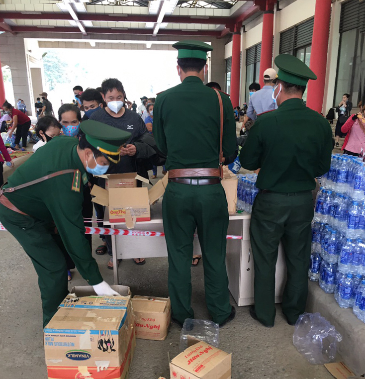 Các đơn vị chức năng cùng với việc nỗ lực nhanh chóng hoàn thành thủ tục nhập cảnh, còn chăm lo chu đáo thức ăn, nước uống cho mọi công dân.