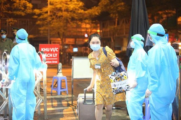 Nhân viên y tế kiểm tra và sát khuẩn cho những người vào bênh viện. (Ảnh: Dương Giang/TTXVN)