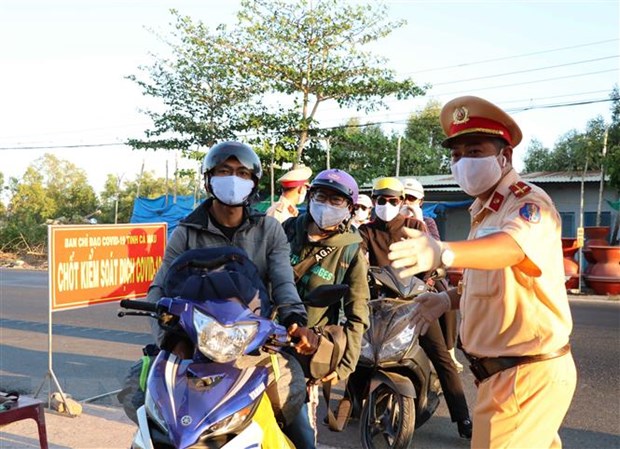 Lực lượng làm nhiệm vụ hướng dẫn người dân vào khai báo y tế cũng như thông tin về lịch trình di chuyển. (Ảnh: Thế Anh/TTXVN)