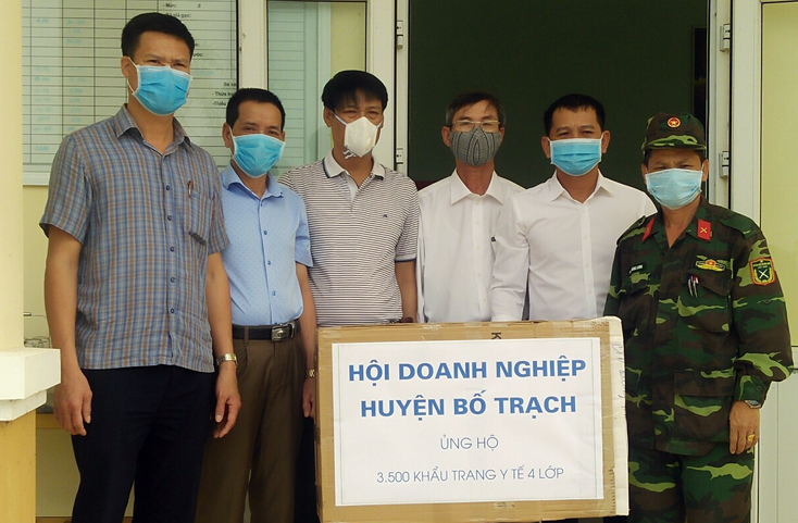 Các cá nhân, đơn vị, doanh nghiệp trên dịa bàn huyện Bố Trạch tích cực đóp góp hàng hóa vật chất và tiền mặt để góp phần đẩy lùi dịch bệnh