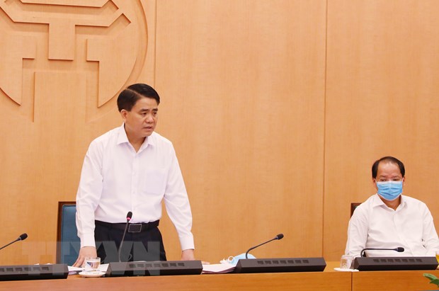  Chủ tịch Ủy ban nhân dân Thành phố Hà Nội Nguyễn Đức Chung, Trưởng Ban Chỉ đạo chủ trì cuộc họp trực tuyến thứ 27 với các quận, huyện, thị xã, sáng 30-3. (Ảnh: Lâm Khánh/TTXVN)
