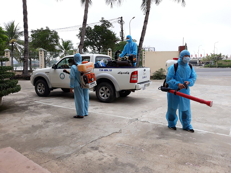 Cán bộ y tế thực hiện khử khuẩn môi trường tại các khu cách ly tập trung