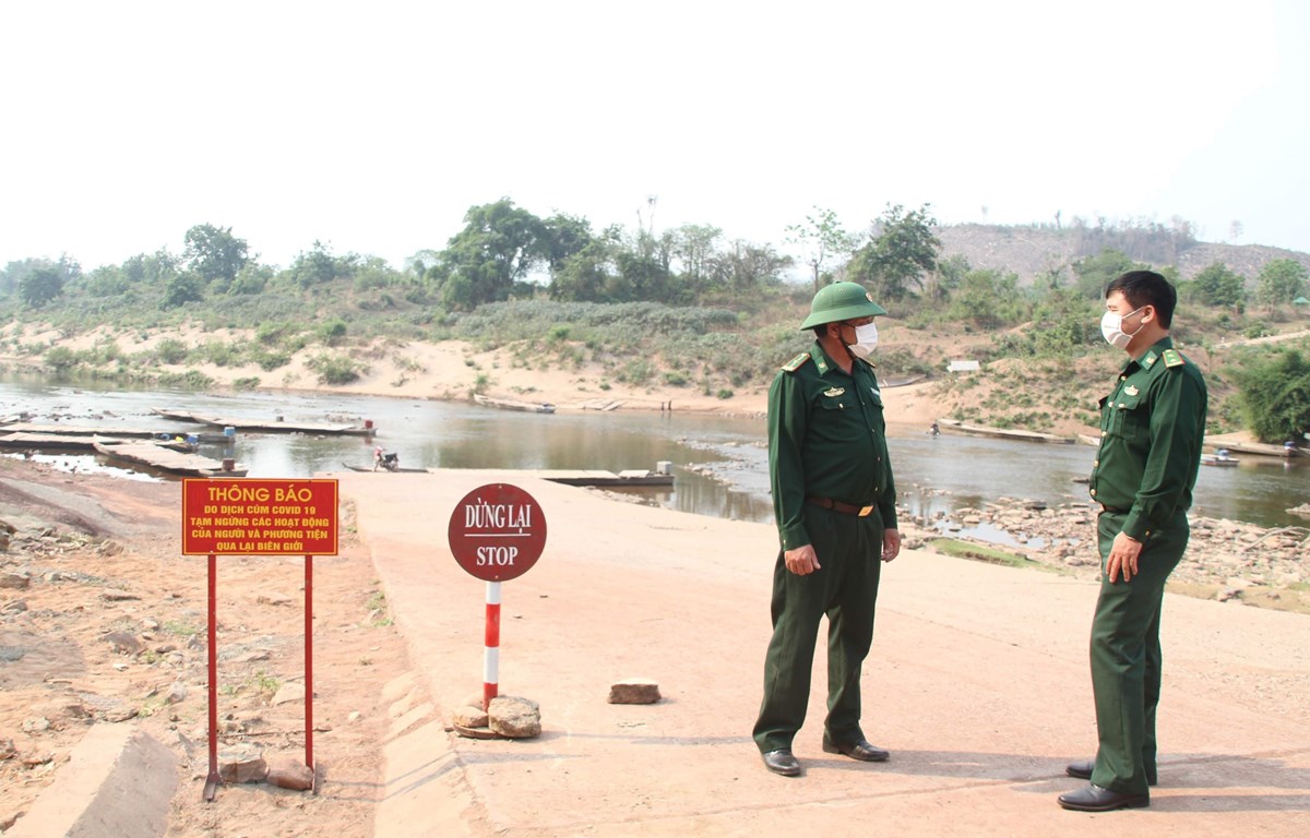 Biên phòng Quảng Trị lập chốt chặn để kiểm soát người qua lại biên giới Việt Nam-Lào. (Ảnh: Nguyên Lý/TTXVN)