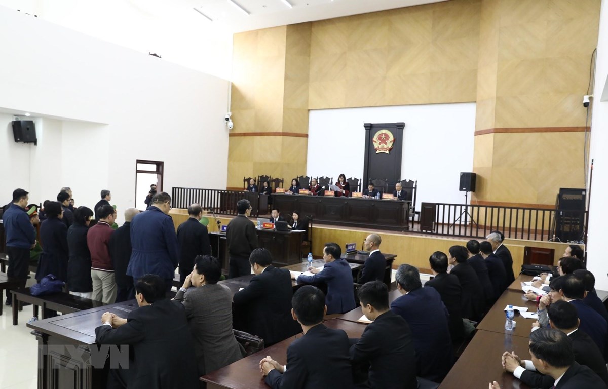Các bị cáo nghe tòa tuyên án trong phiên xét xử ngày 28-12. (Ảnh: Văn Điệp/TTXVN)