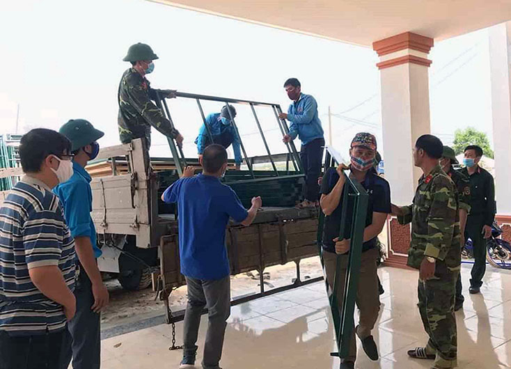 Lực lượng đoàn viên thanh niên và cán bộ, chiến sỹ Ban Chỉ huy Quân sự thị xã tham gia dọn dẹp khu cách ly.