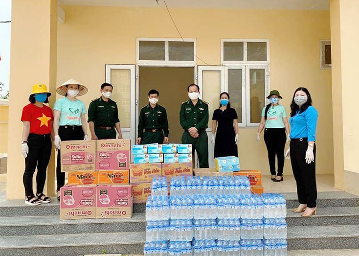 Công đoàn Viên chức tỉnh trao tặng trang thiết bị y tế và nhu yếu phẩm cho cán bộ chiến sĩ Bộ chỉ huy Bộ đội Biên phòng tỉnh