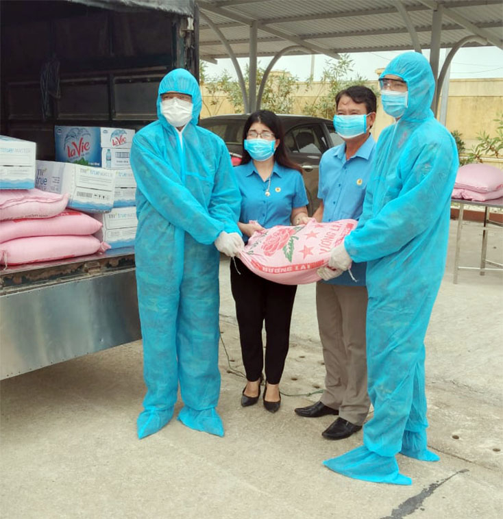 LĐLĐ huyện Quảng Trạch trao tặng các nhu yếu phẩm cho Trung tâm cách ly tập trung huyện