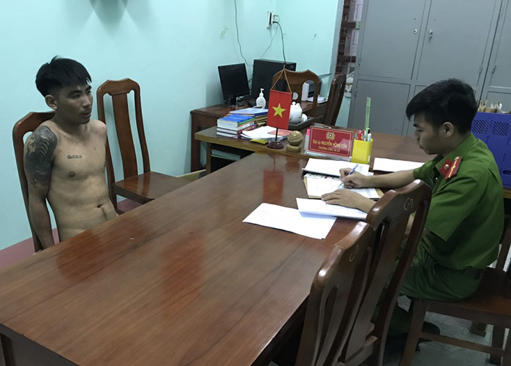 Khi bắt đối tượng ngáo đá Phạm Nghĩa về trụ sở công an để làm việc, đối tượng vẫn rất hung hãn chống đối.
