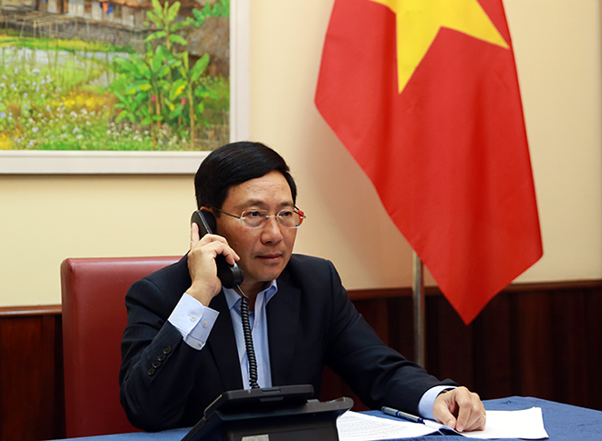 Phó Thủ tướng, Bộ trưởng Ngoại giao Phạm Bình Minh điện đàm với Bộ trưởng Ngoại giao Nhật Bản Motegi Toshimitsu. - Ảnh: VGP/Hải Minh
