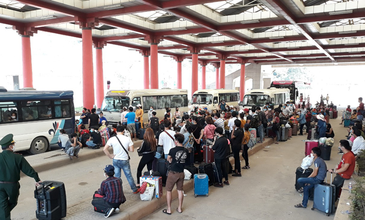 Mỗi ngày Cửa khẩu quốc tế Cha Lo đón hàng trăm công dân Việt Nam nhập cảnh, đỉnh điểm có ngày lên gần 1.000 người, nên việc quyết liệt kiểm soát dịch bệnh đang là 1 áp lực lớn đối với tỉnh Quảng Bình.