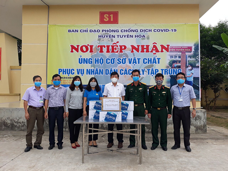Công đoàn ngành Y tế tặng quà cho cán bộ trực tiếp thực hiện nhiệm vụ phòng chống dịch Covid-19