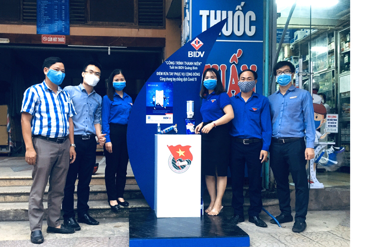 Các “điểm rửa tay phục vụ cộng đồng” được lắp đặt tại chợ Đồng Hới.