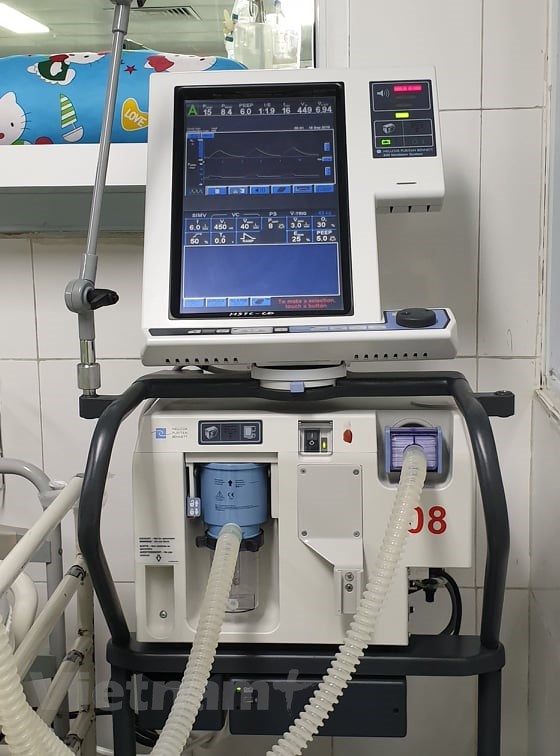  Một chiếc máy thở đang sử dụng điều trị cho bệnh nhân. (Ảnh: PV/Vietnam+)