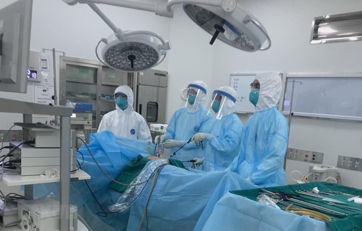  Các bác sỹ nỗ lực điều trị cho các bệnh nhân COVID-19. (Ảnh: TTXVN phát)