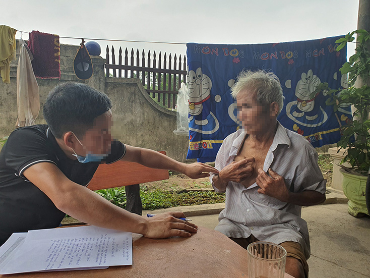 Ông H.V.T (70 tuổi), một người dân trong thôn Đông Bắc đã bị các đối tượng côn đồ ném đá vào người.