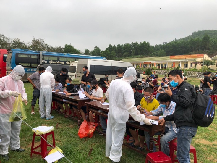 Những người lính áo xanh, áo trắng trên tuyến đầu chống dịch.
