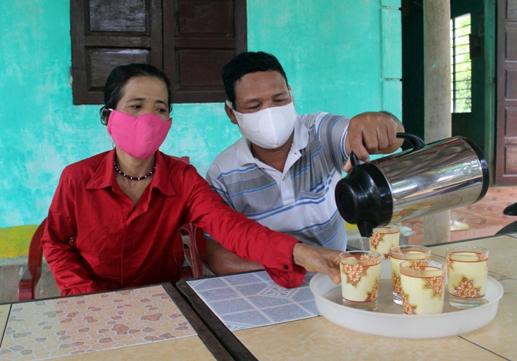    Vợ chồng Bí thư Chi bộ bản Khe Ngát tuân đeo khẩu trang khi tiếp chuyện phóng viên trong mùa đại dịch Covid-19