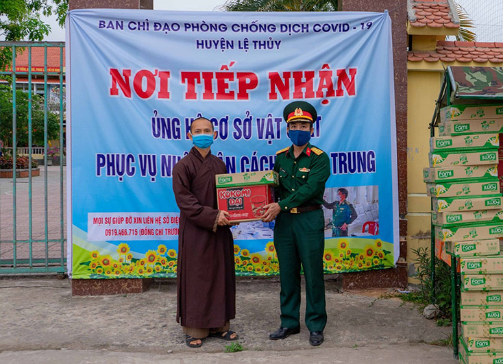 Chùa Hoằng Phúc trao tặng quà cho trung tâm cách ly tập trung huyện Lệ Thủy
