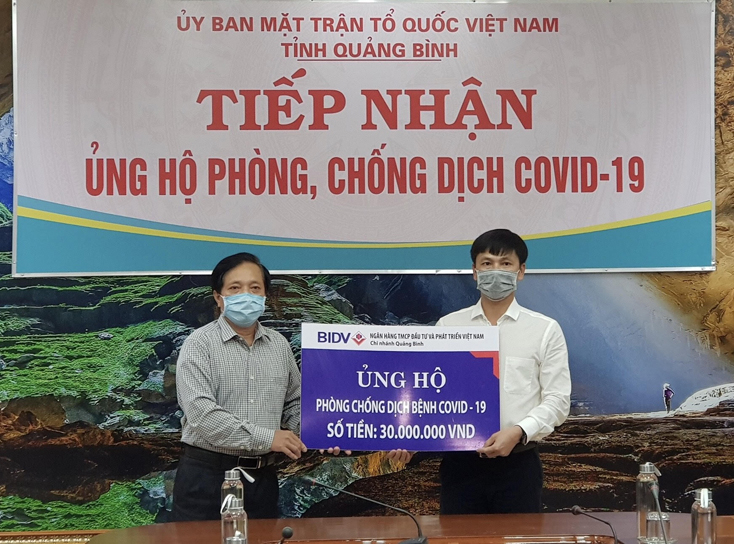 Đại diện Ban Thường trực Ủy ban MTTQVN tỉnh tiếp nhận số tiền ủng hộ 30 triệu đồng từ BIDV Quảng Bình