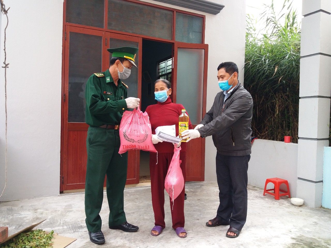 Đồn Biên phòng Nhật Lệ trao hỗ trợ cho gia đình khó khăn trong thời điểm thực hiện các biện pháp cấp bách trong công tác phòng, chống dịch bệnh