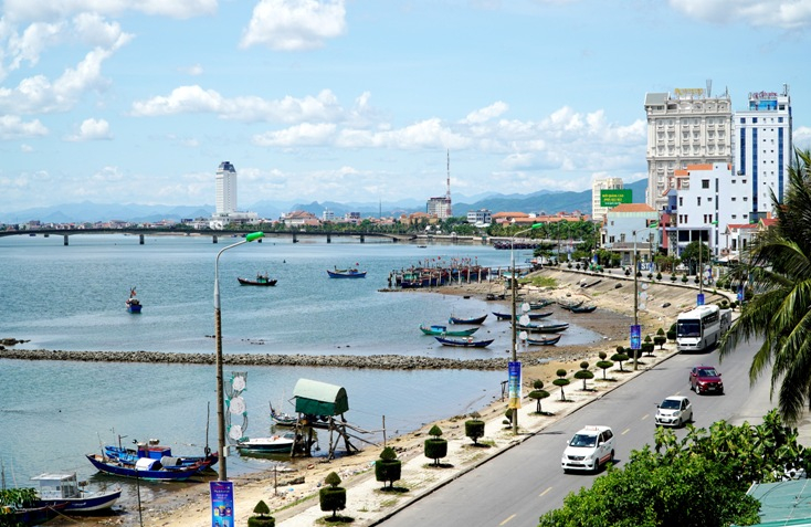 Bên bờ Nhật Lệ... (Ảnh: T.Hành)