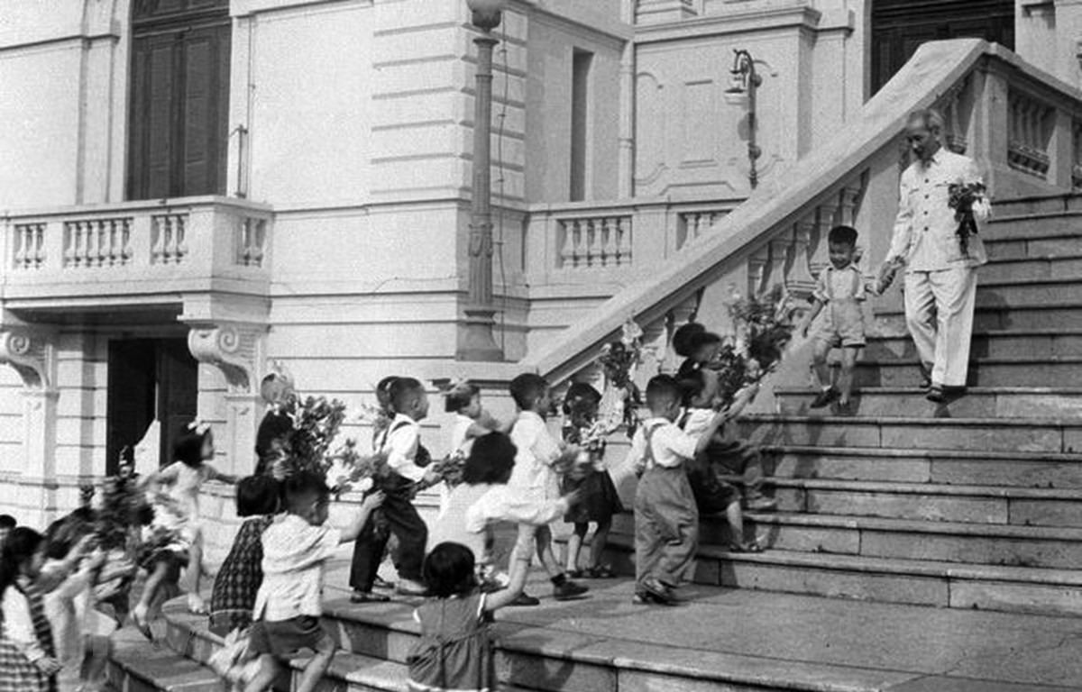 Chủ tịch Hồ Chí Minh đón các cháu thiếu nhi tại Phủ Chủ tịch trong ngày Tết Trung thu năm 1961. (Ảnh: Tư liệu TTXVN)