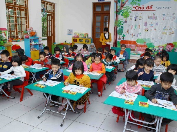 ​ Giờ học tạo hình của học sinh một lớp mẫu giáo 5 tuổi khi chưa có dịch COVID-19. (Ảnh minh họa: Quý Trung/TTXVN)