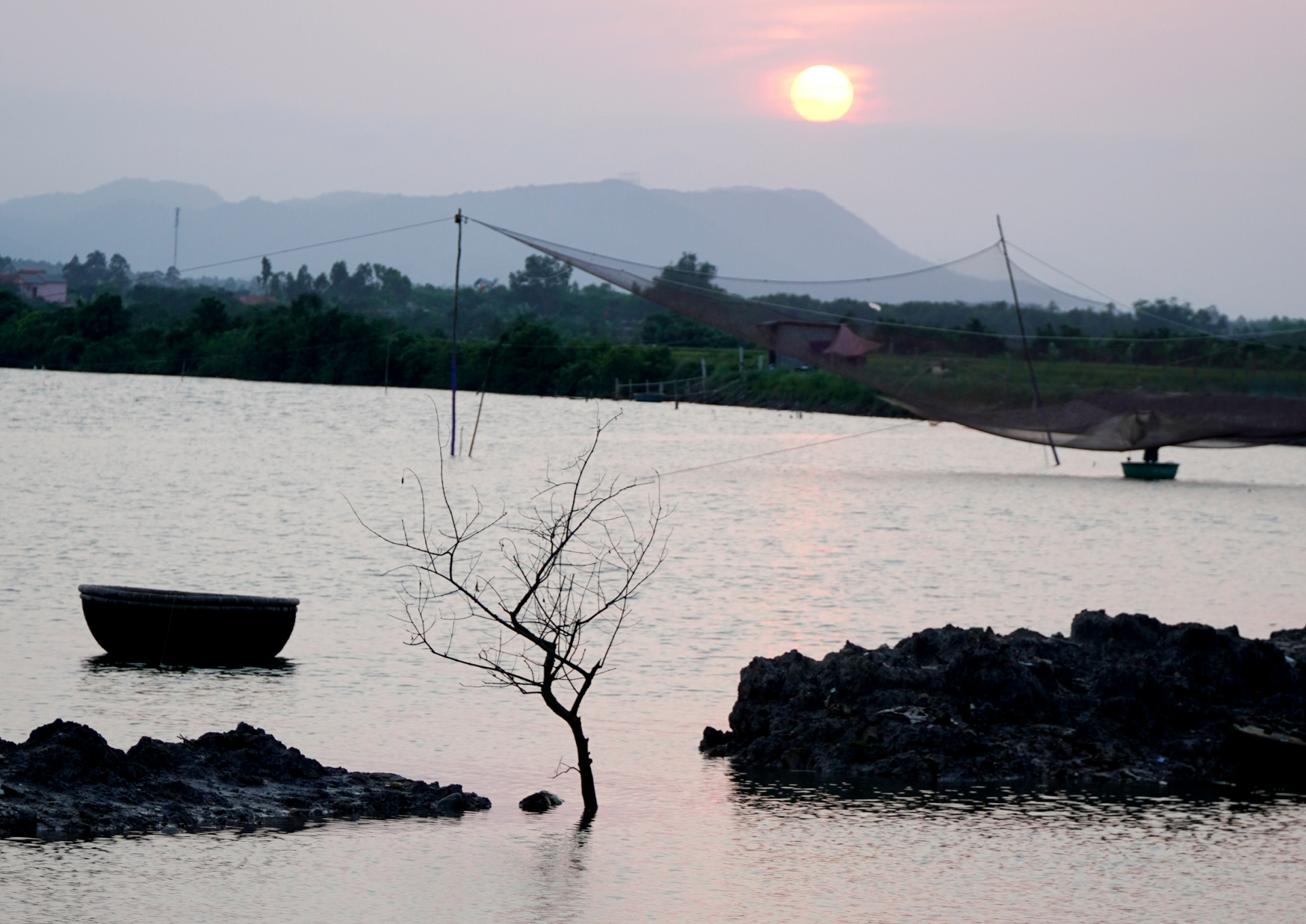 Hoàng hôn sông quê. Ảnh: Tiến Hành