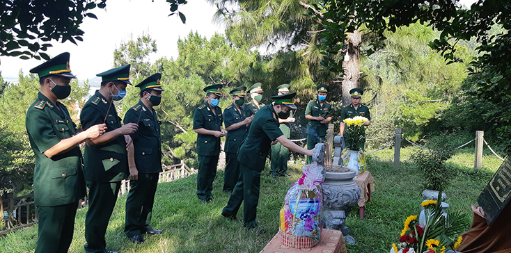 Trong ngày 28-4, cán bộ, chiến sĩ Bộ Chỉ huy BĐBP tỉnh Quảng Bình cũng đã tổ chức làm lễ và dâng hương  mộ Đại tướng Võ Nguyên Giáp (ảnh: Ngọc Hòa)