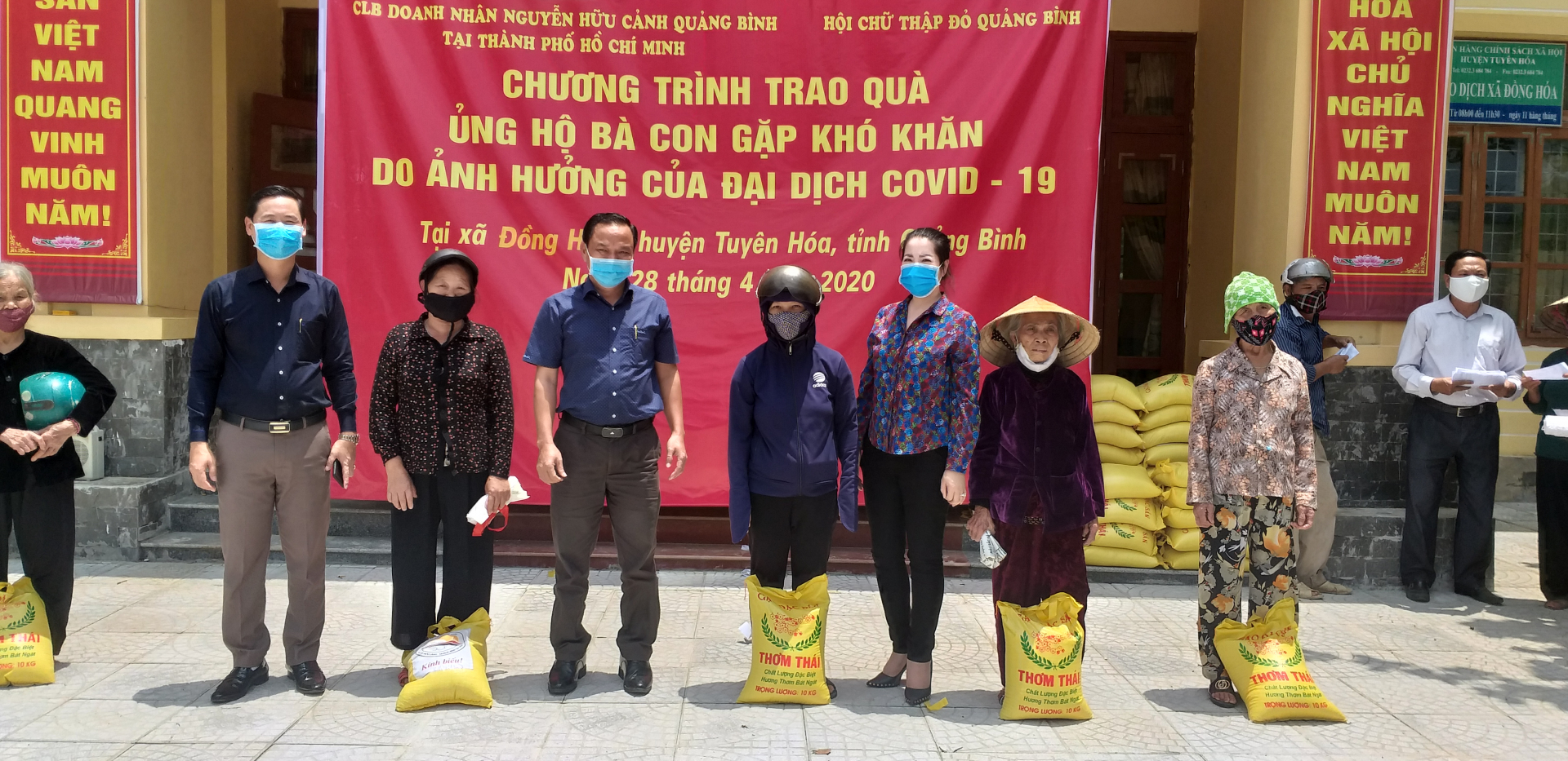Đại diện CLB Doanh nhân Nguyễn Hữu Cảnh-Quảng Bình tại TP. Hồ Chí Minh trao quà hỗ trợ cho người dân tại xã Đồng Hóa (Tuyên Hóa)