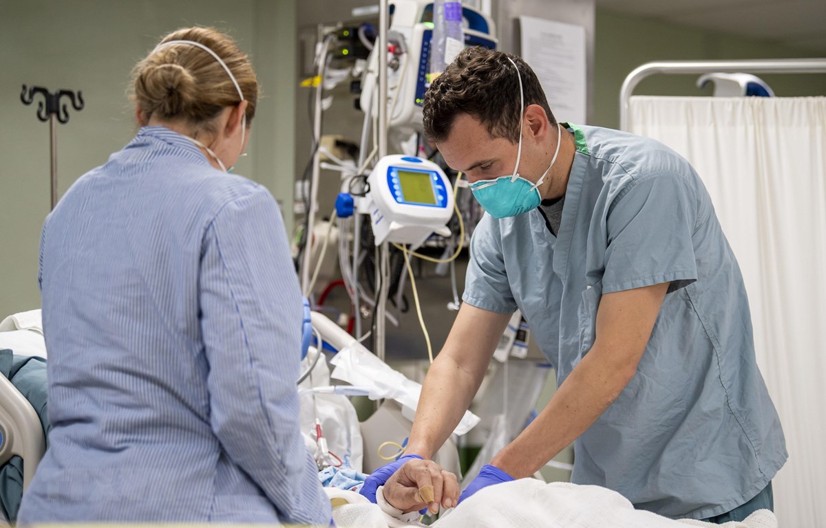 Nhân viên y tế Mỹ điều trị cho bệnh nhân nhiễm COVID-19 trên tàu bệnh viện USNS Mercy ở Los Angeles, bang California ngày 4-4-2020. (Ảnh: AFP/TTXVN)