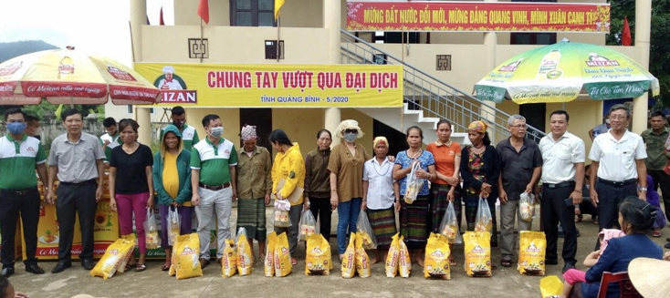 Đại diện Công ty Wilmar Marketing CLV và Ủy ban MTTQVN tỉnh trao quà cho bà con bản Khe Ngát
