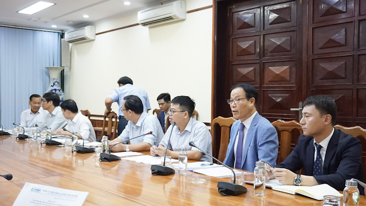 Đại diện Công ty Dohwa báo cáo tình hình thực hiện các dự án của đơn vị trên địa bàn tỉnh. 