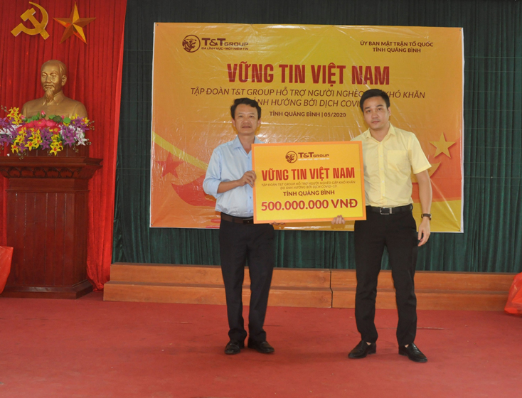 Đại diện Tập đoàn T&T Group trao biển tượng trưng tặng 500 suất quà cho lãnh đạo Ủy ban MTTQVN tỉnh