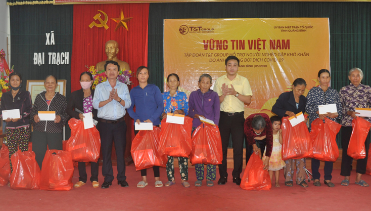 Tập đoàn T&T Group phối hợp với Ủy ban MTTQVN tỉnh trao quà cho người dân bị ảnh hưởng dịch bệnh Covid-19 trên địa bàn huyện Bố Trạch