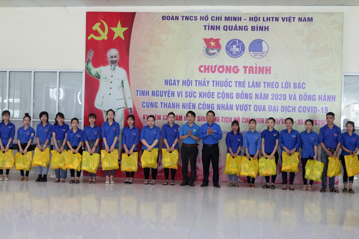 Đại diện Ban tổ chức trao quà cho các thanh niên công nhân có hoàn cảnh khó khăn...