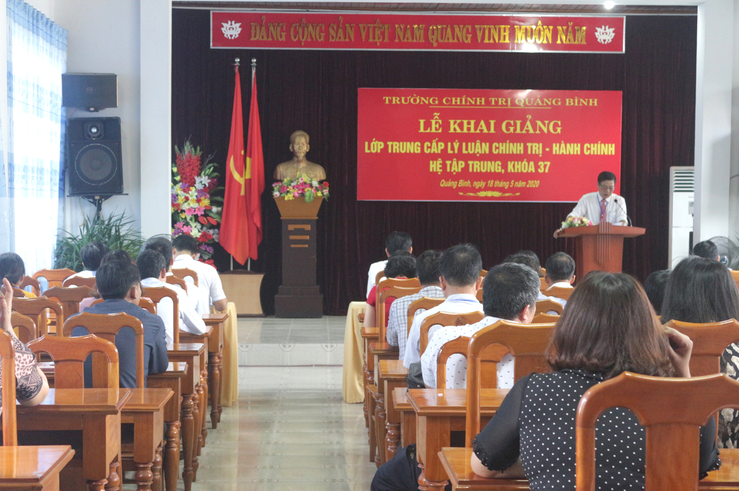 Các đại biểu dự lễ khai giảng.